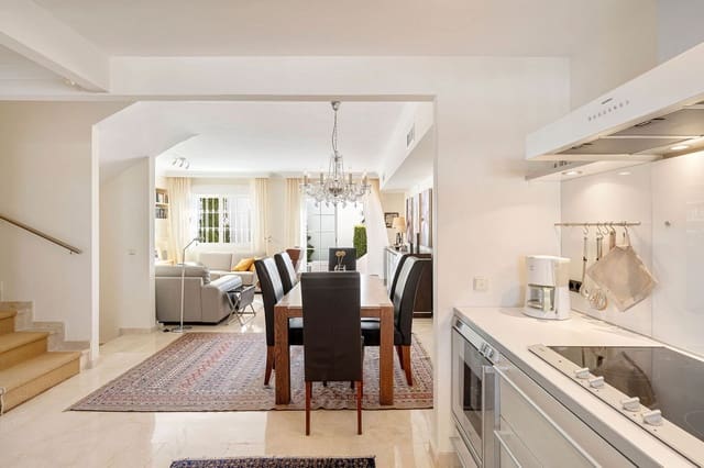 Casa de 3 habitaciones en La Dama de Noche - La Alzambra, Marbella en venta con piscina garaje - 695.000 € (Ref: 9480186)