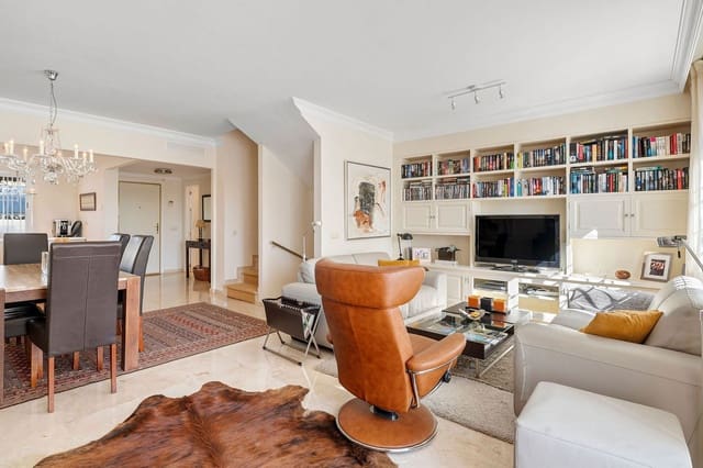 Casa de 3 habitaciones en La Dama de Noche - La Alzambra, Marbella en venta con piscina garaje - 695.000 € (Ref: 9480186)