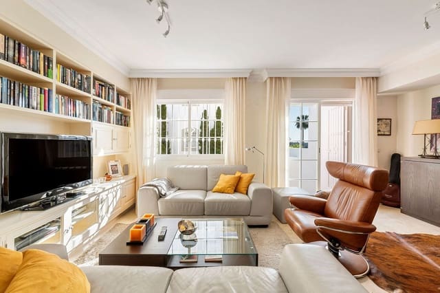 Casa de 3 habitaciones en La Dama de Noche - La Alzambra, Marbella en venta con piscina garaje - 695.000 € (Ref: 9480186)