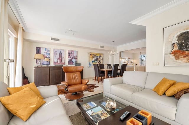 Casa de 3 habitaciones en La Dama de Noche - La Alzambra, Marbella en venta con piscina garaje - 695.000 € (Ref: 9480186)