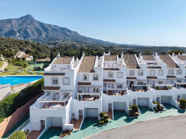 Casa de 3 habitaciones en La Dama de Noche - La Alzambra, Marbella en venta con piscina garaje - 695.000 € (Ref: 9480186)