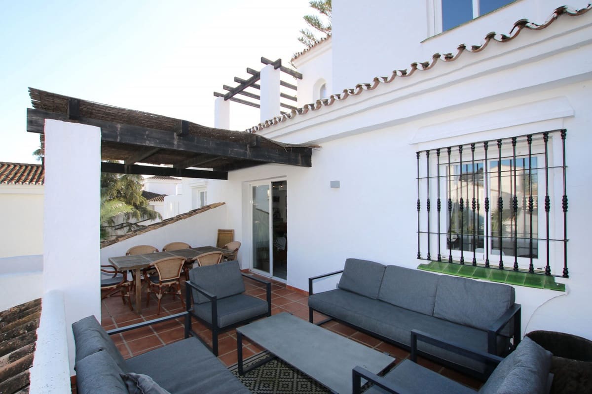 3 slaapkamer Penthouse te koop in Nueva Andalucia met zwembad - € 699.000 (Ref: 9480193)