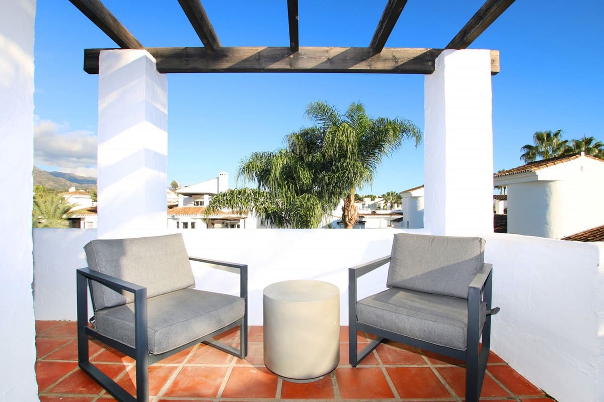 3 slaapkamer Penthouse te koop in Nueva Andalucia met zwembad - € 699.000 (Ref: 9480193)