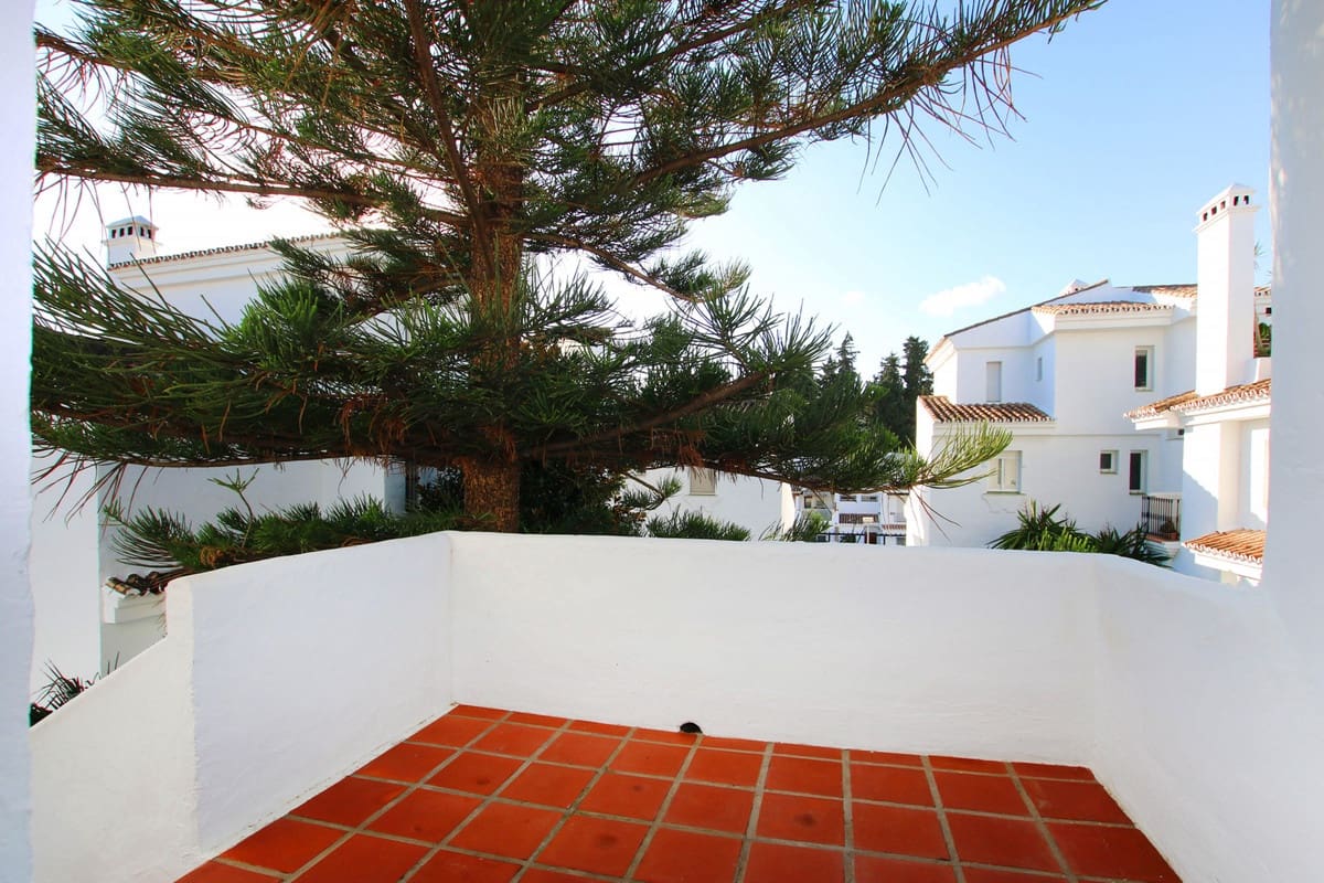 3 slaapkamer Penthouse te koop in Nueva Andalucia met zwembad - € 699.000 (Ref: 9480193)