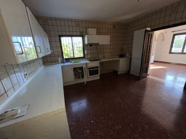 5 sypialnia Finka/Dom wiejski na sprzedaż w Centro, Estepona z basenem garażem - 700 000 € (Ref: 9480199)