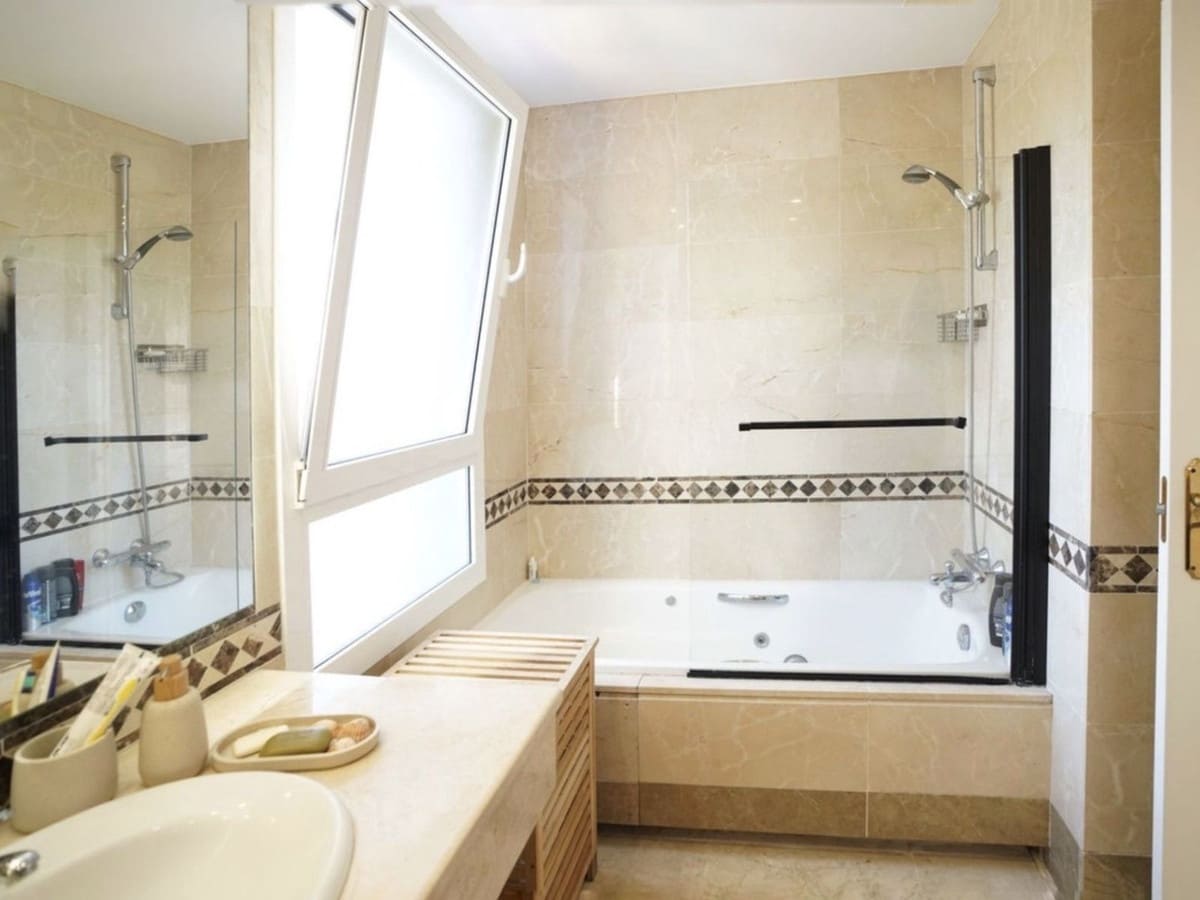 2 bedroom Townhouse for sale in Aloha Golf with pool garage - € 719,000 (Ref: 9480204)
