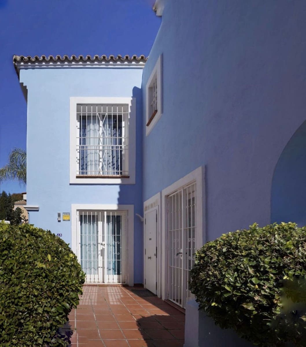 2 bedroom Townhouse for sale in Aloha Golf with pool garage - € 719,000 (Ref: 9480204)
