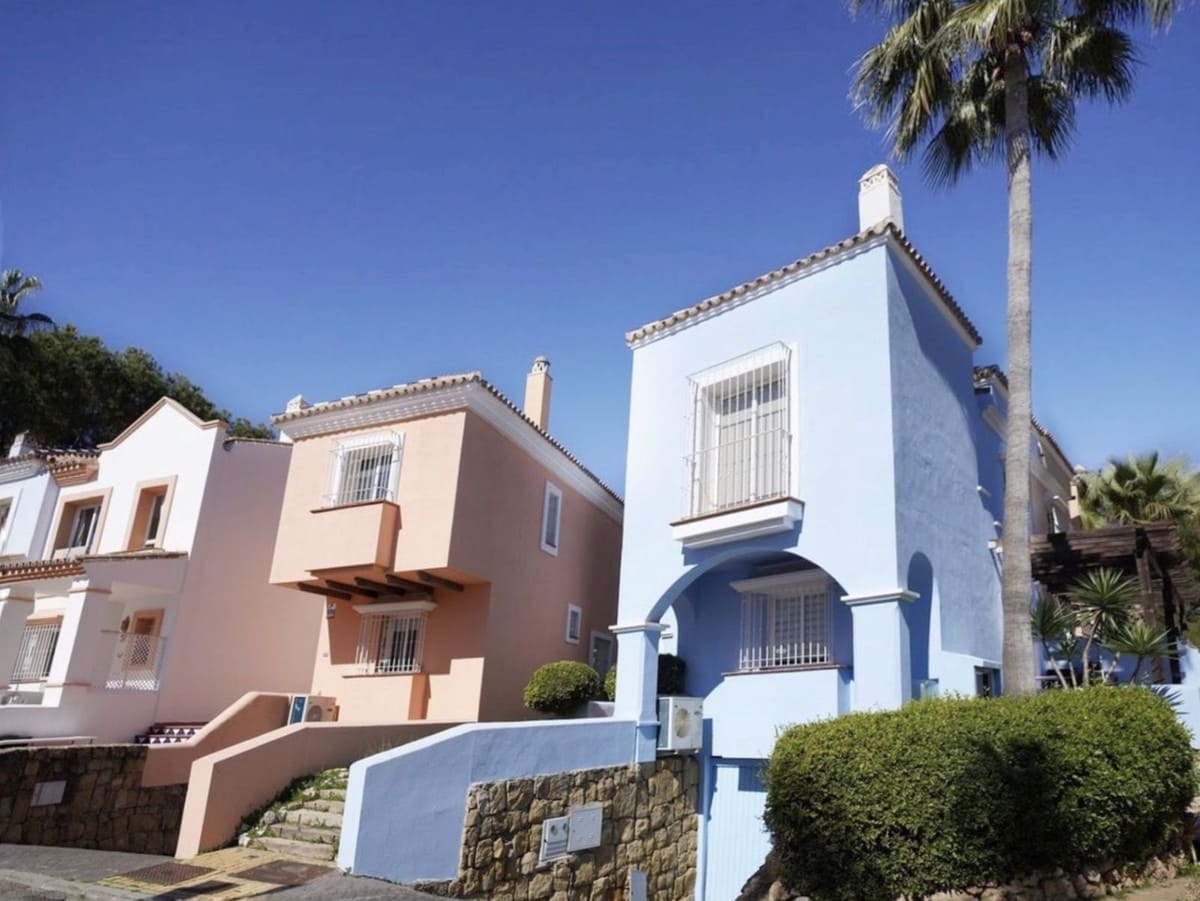 2 bedroom Townhouse for sale in Aloha Golf with pool garage - € 719,000 (Ref: 9480204)