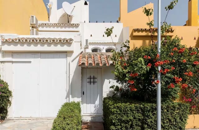 Casa de 5 habitaciones en La Dama de Noche - La Alzambra, Marbella en venta con piscina - 720.000 € (Ref: 9480211)