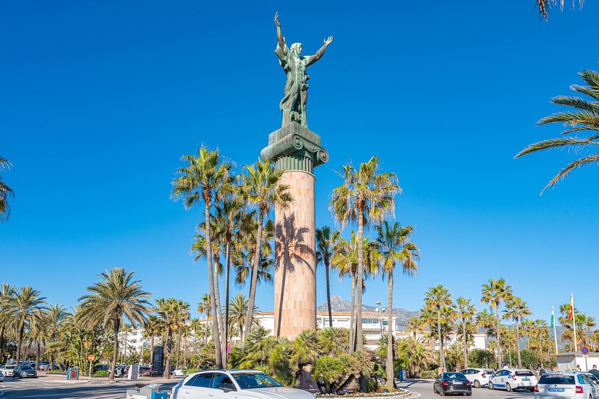 2 bedroom Apartment for sale in Puerto Banus with pool garage - € 730,000 (Ref: 9480219)