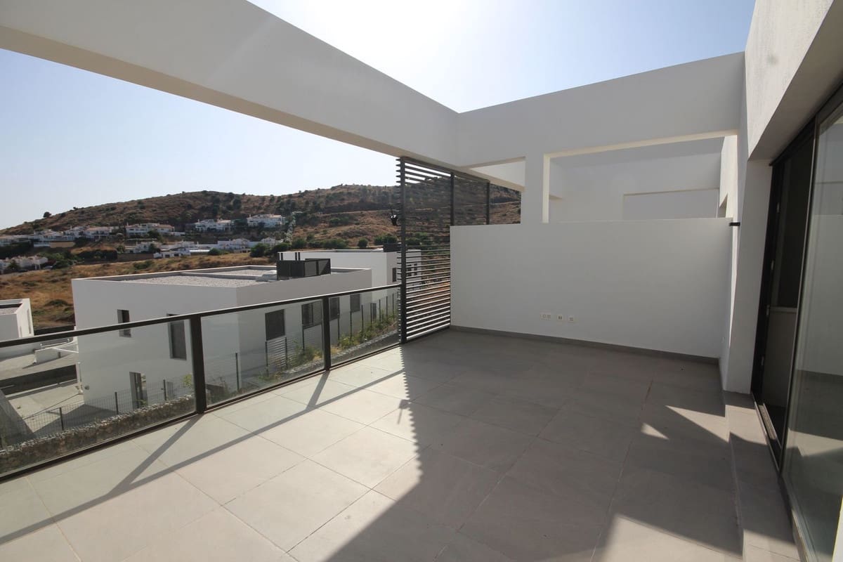 3 bedroom Semi-detached Villa for sale in Riviera del Sol with pool - € 735,000 (Ref: 9480224)