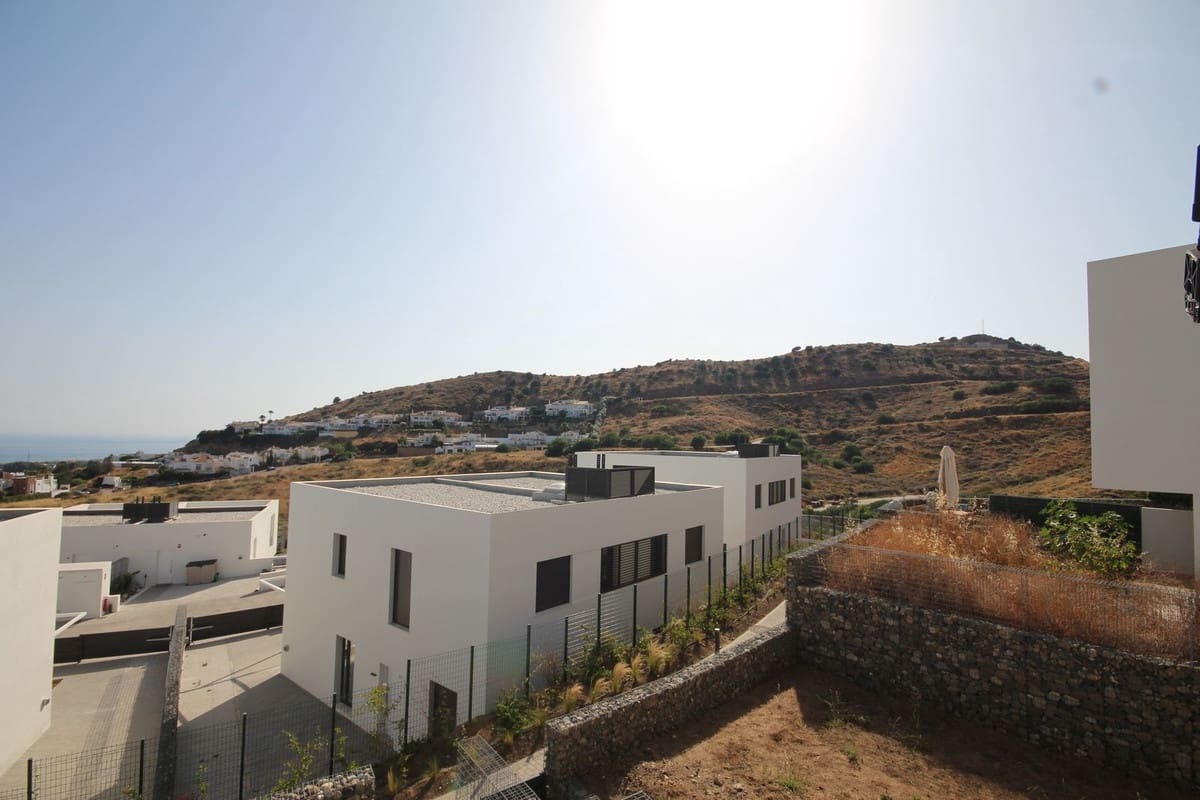 3 bedroom Semi-detached Villa for sale in Riviera del Sol with pool - € 735,000 (Ref: 9480224)