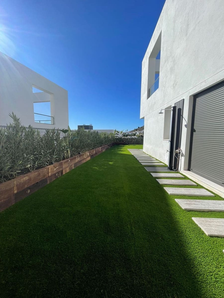 3 soveværelse Semi-Rækkehus til salg i Riviera del Sol med swimmingpool - € 735.000 (Ref: 9480224)