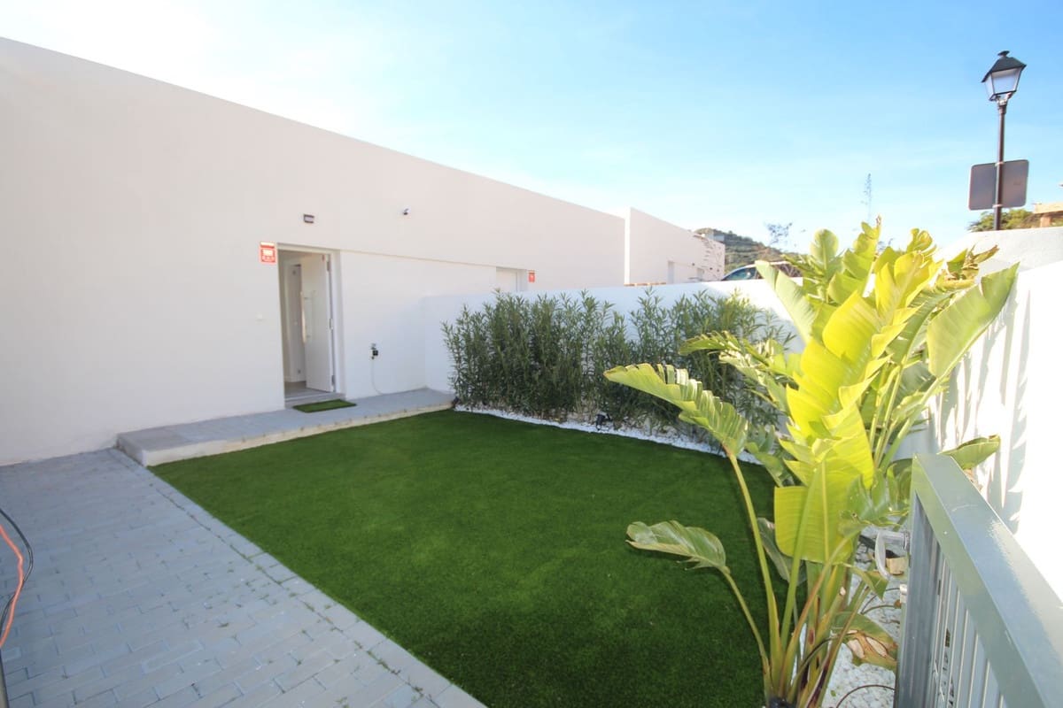 3 soveværelse Semi-Rækkehus til salg i Riviera del Sol med swimmingpool - € 735.000 (Ref: 9480224)