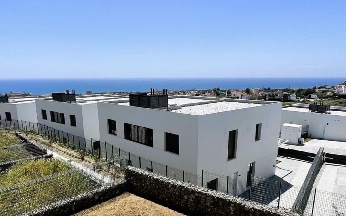 3 soveværelse Semi-Rækkehus til salg i Riviera del Sol med swimmingpool - € 735.000 (Ref: 9480224)