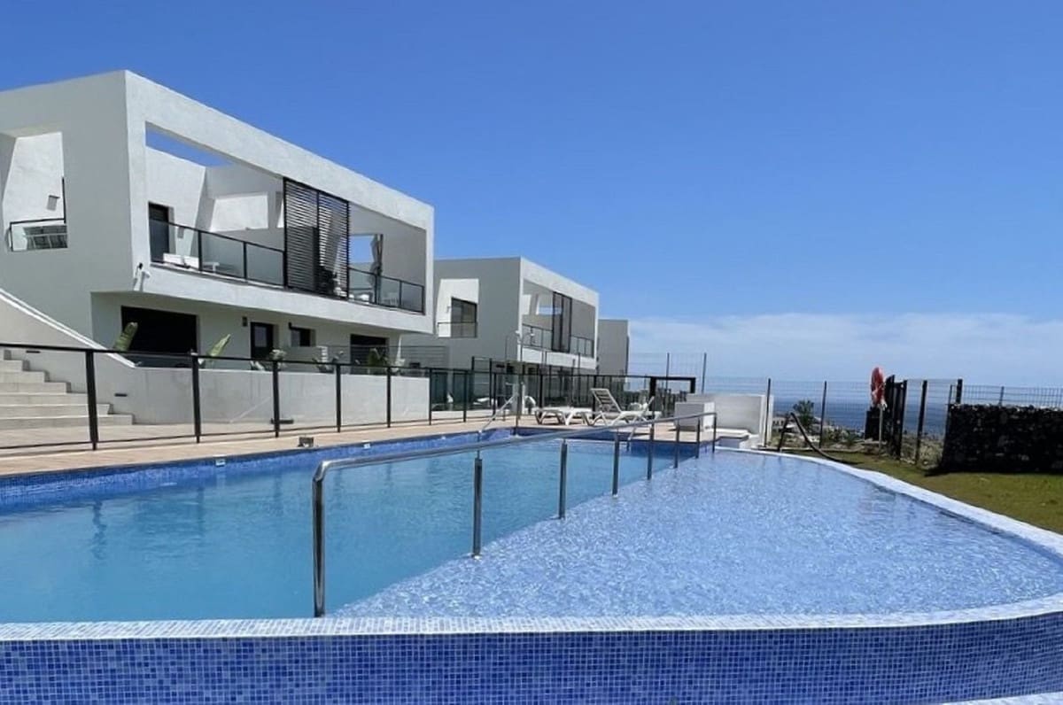 3 soveværelse Semi-Rækkehus til salg i Riviera del Sol med swimmingpool - € 735.000 (Ref: 9480224)
