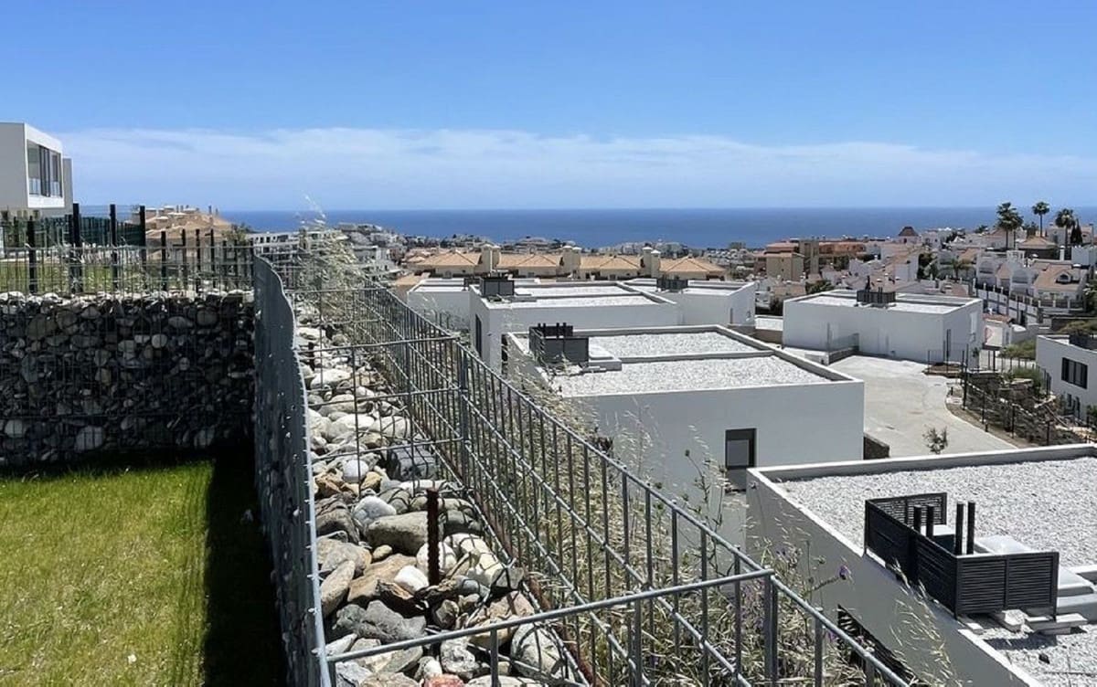 3 soveværelse Semi-Rækkehus til salg i Riviera del Sol med swimmingpool - € 735.000 (Ref: 9480224)