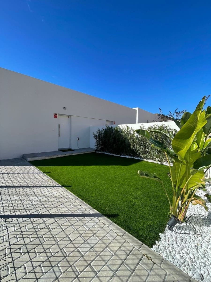 3 soveværelse Semi-Rækkehus til salg i Riviera del Sol med swimmingpool - € 735.000 (Ref: 9480224)