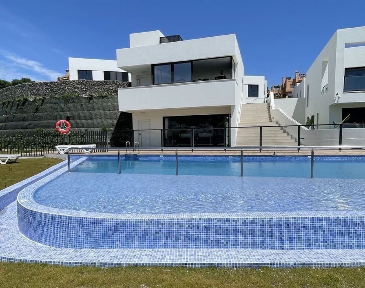 3 soveværelse Semi-Rækkehus til salg i Riviera del Sol med swimmingpool - € 735.000 (Ref: 9480224)