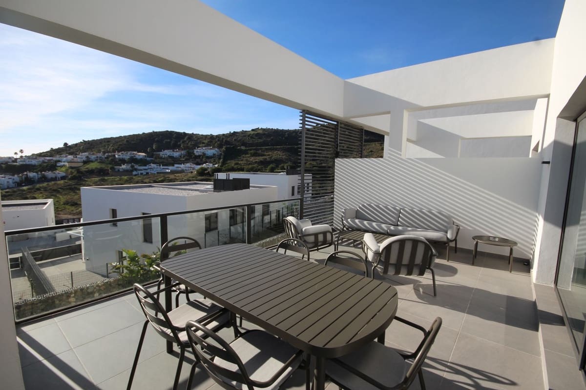 3 soveværelse Semi-Rækkehus til salg i Riviera del Sol med swimmingpool - € 735.000 (Ref: 9480224)
