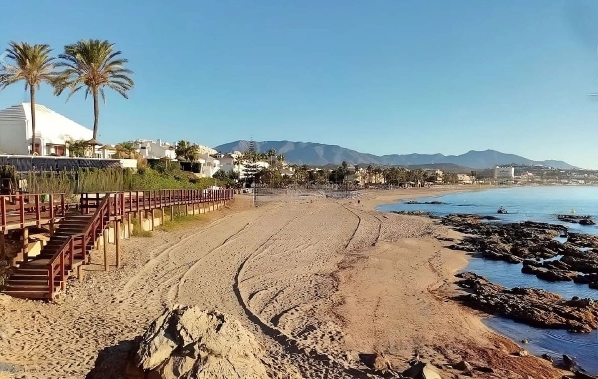 3 soveværelse Semi-Rækkehus til salg i Riviera del Sol med swimmingpool - € 735.000 (Ref: 9480224)