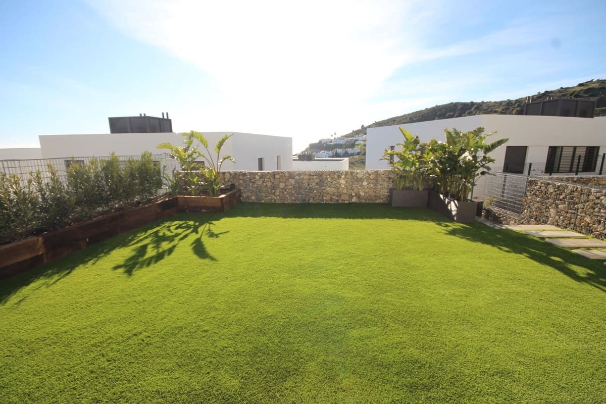 3 soveværelse Semi-Rækkehus til salg i Riviera del Sol med swimmingpool - € 735.000 (Ref: 9480224)