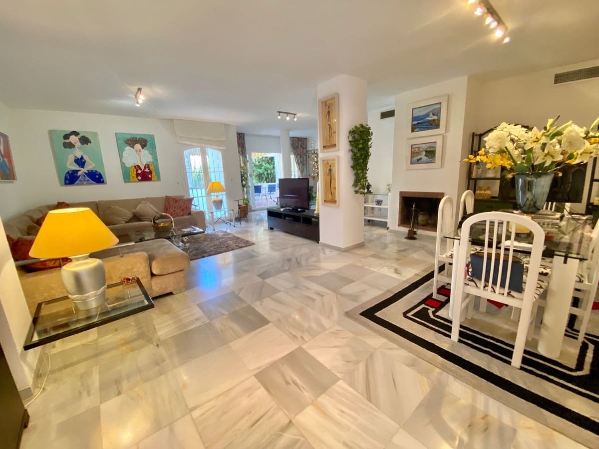 5 bedroom Apartment for sale in Marbella with pool - € 740,000 (Ref: 9480228)