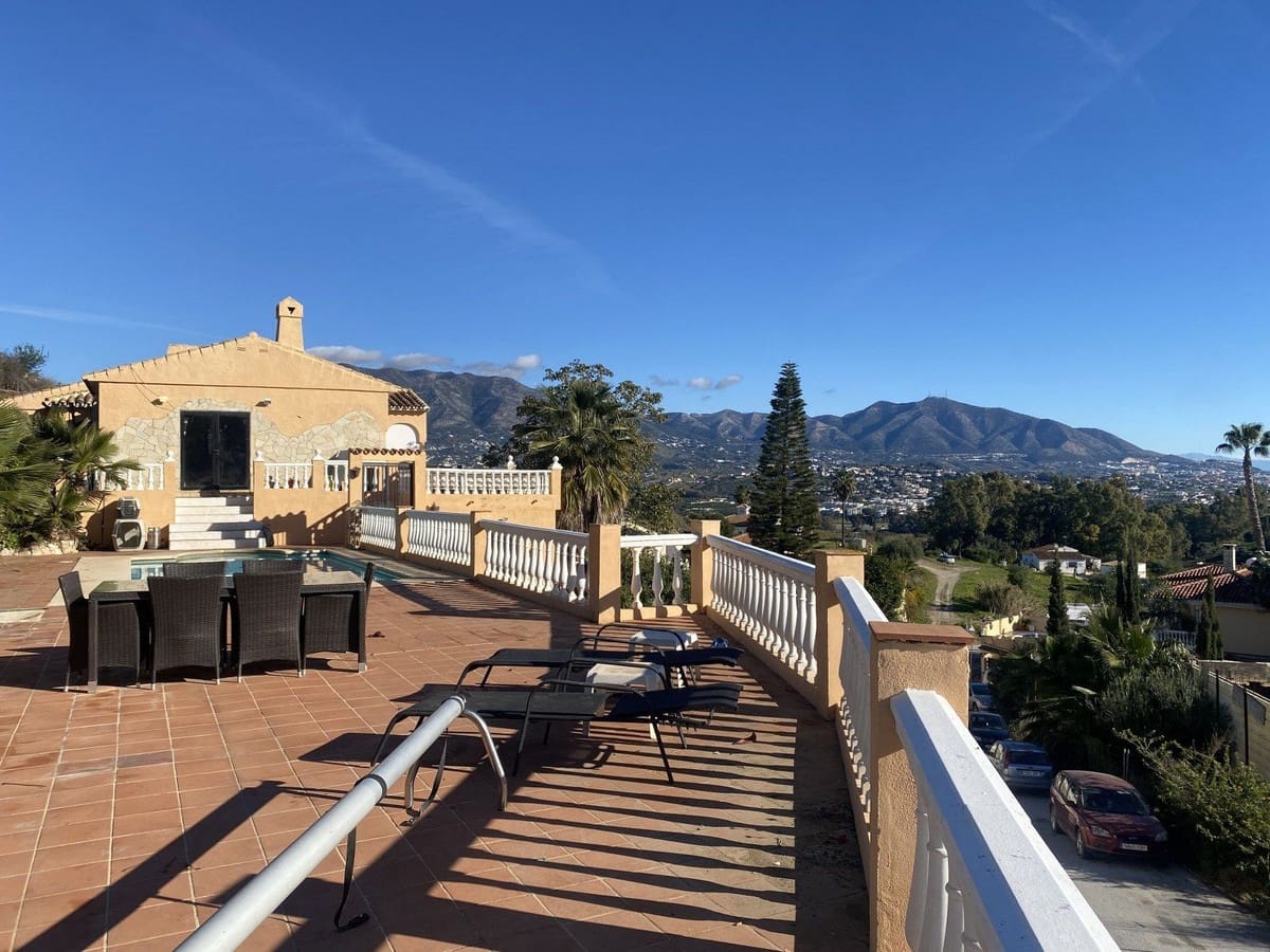 6 bedroom Villa for sale in Mijas Costa with pool garage - € 695,000 (Ref: 9480235)