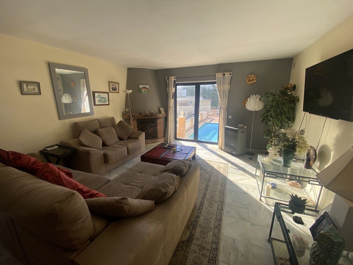 6 bedroom Villa for sale in Mijas Costa with pool garage - € 695,000 (Ref: 9480235)