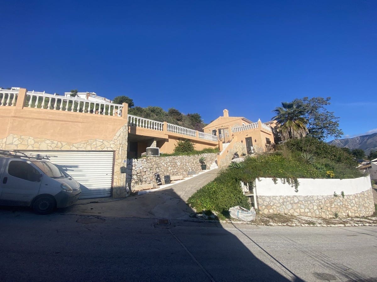 6 bedroom Villa for sale in Mijas Costa with pool garage - € 695,000 (Ref: 9480235)
