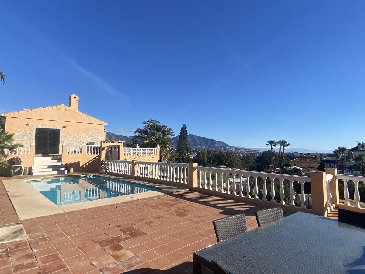 6 bedroom Villa for sale in Mijas Costa with pool garage - € 695,000 (Ref: 9480235)