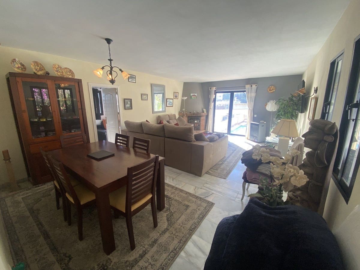 6 bedroom Villa for sale in Mijas Costa with pool garage - € 695,000 (Ref: 9480235)