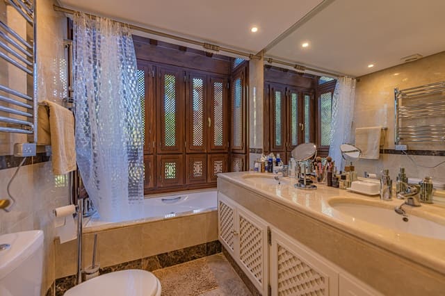 3 soveværelse Lejlighed til salg i La Dama de Noche - La Alzambra, Marbella med swimmingpool garage - € 750.000 (Ref: 9480247)