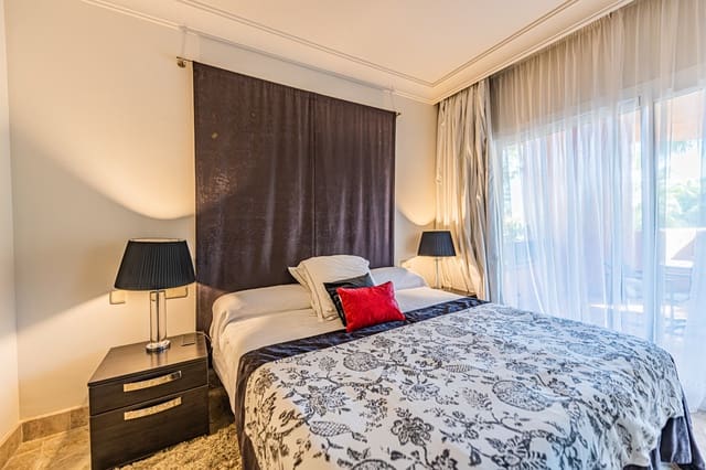 3 soveværelse Lejlighed til salg i La Dama de Noche - La Alzambra, Marbella med swimmingpool garage - € 750.000 (Ref: 9480247)