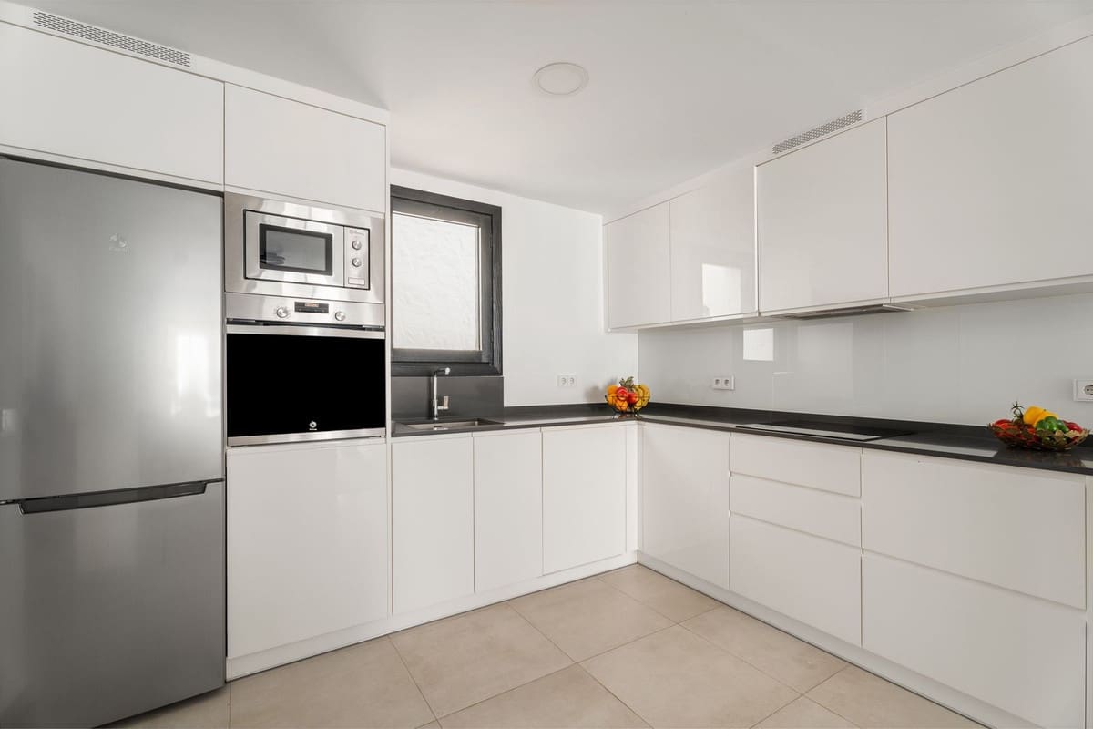 3 bedroom Apartment for sale in Puerto Banus - € 750,000 (Ref: 9480249)