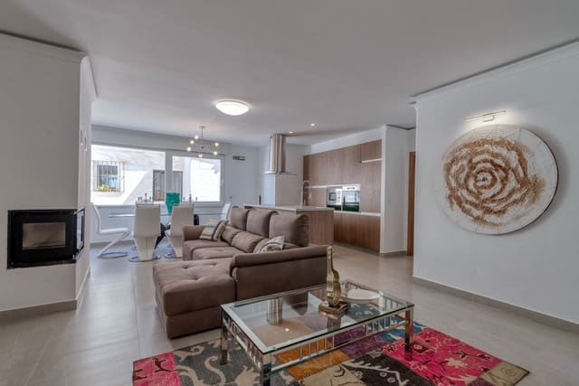 3 bedroom Apartment for sale in Puerto Banus, Marbella - € 750,000 (Ref: 9480250)