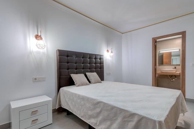 3 bedroom Apartment for sale in Puerto Banus, Marbella - € 750,000 (Ref: 9480250)