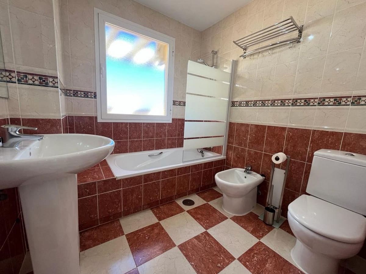 3 quarto Penthouse para venda em Estepona com piscina garagem - 750 000 € (Ref: 9480253)