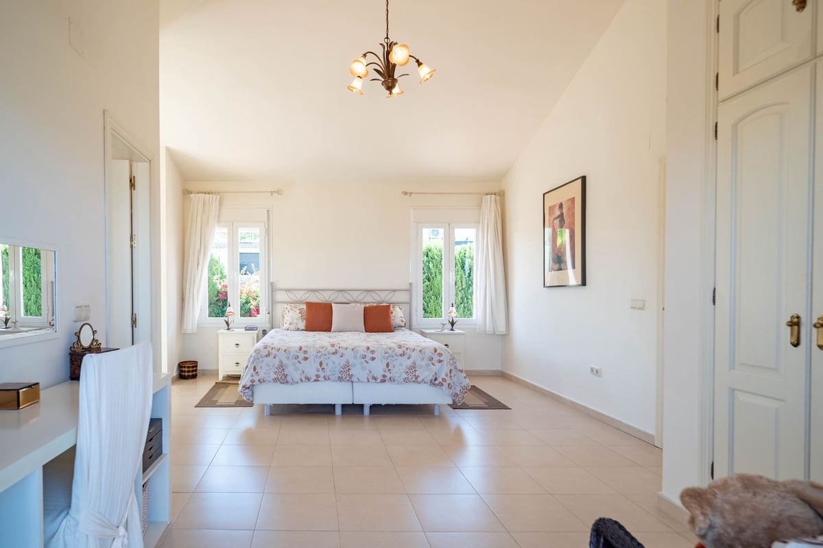 4 bedroom Villa for sale in Alhaurin el Grande with pool - € 750,000 (Ref: 9480257)