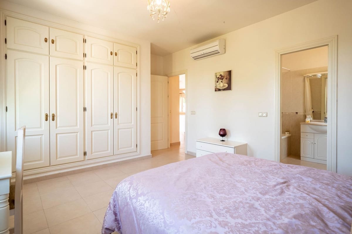 4 bedroom Villa for sale in Alhaurin el Grande with pool - € 750,000 (Ref: 9480257)