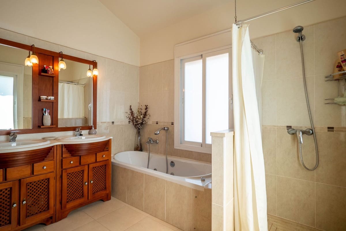 4 bedroom Villa for sale in Alhaurin el Grande with pool - € 750,000 (Ref: 9480257)