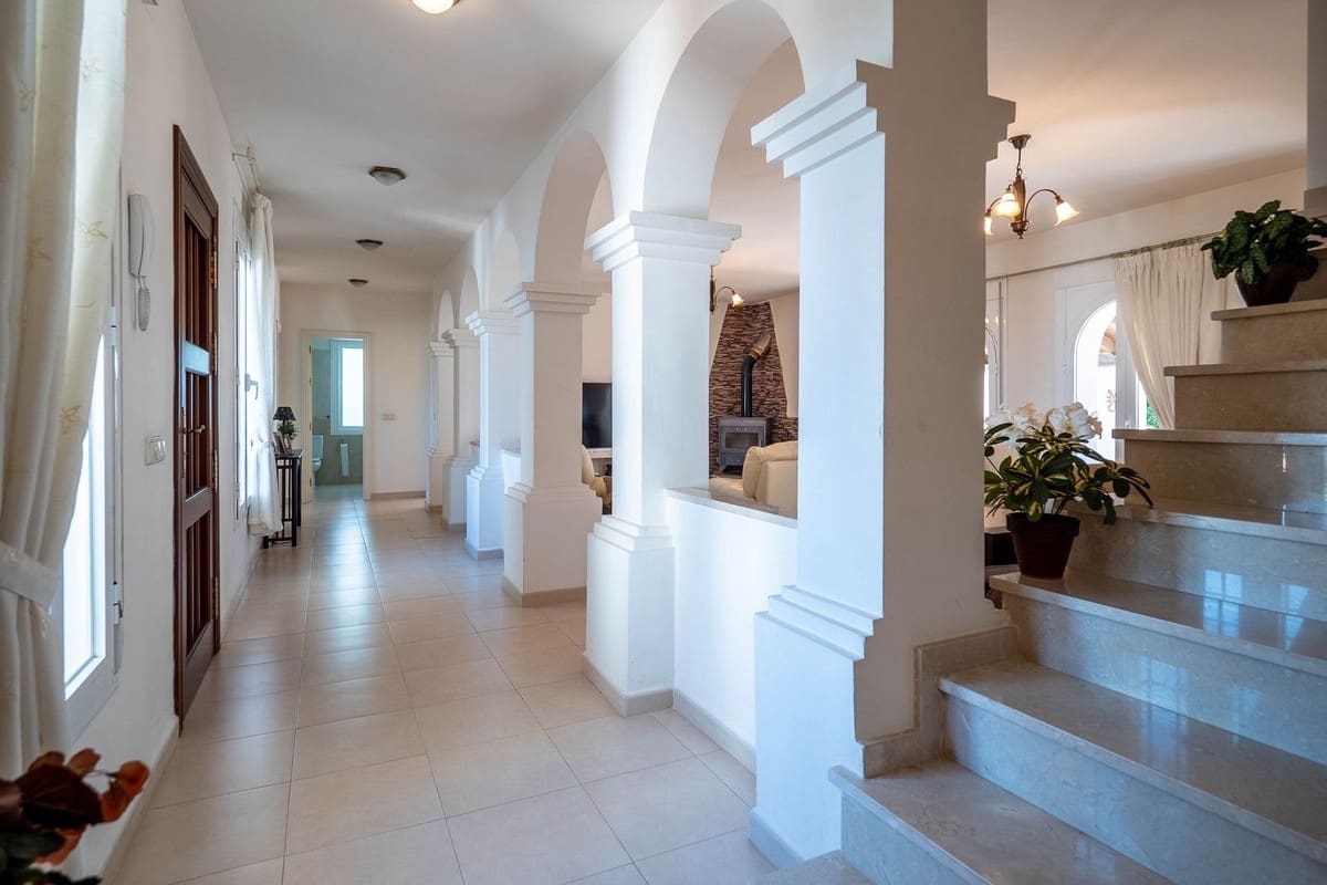 4 bedroom Villa for sale in Alhaurin el Grande with pool - € 750,000 (Ref: 9480257)