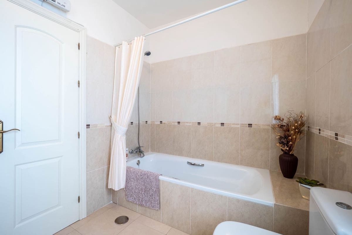 4 bedroom Villa for sale in Alhaurin el Grande with pool - € 750,000 (Ref: 9480257)