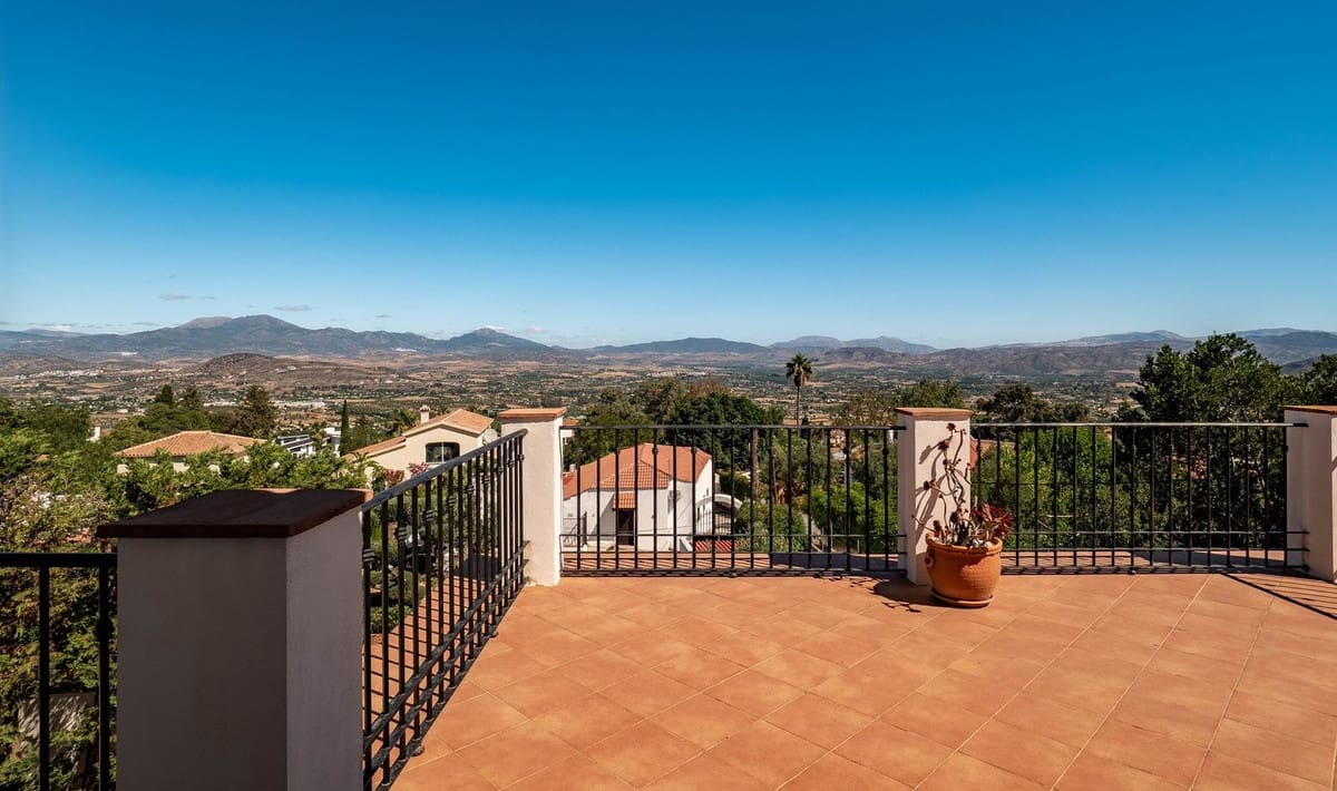 4 bedroom Villa for sale in Alhaurin el Grande with pool - € 750,000 (Ref: 9480257)