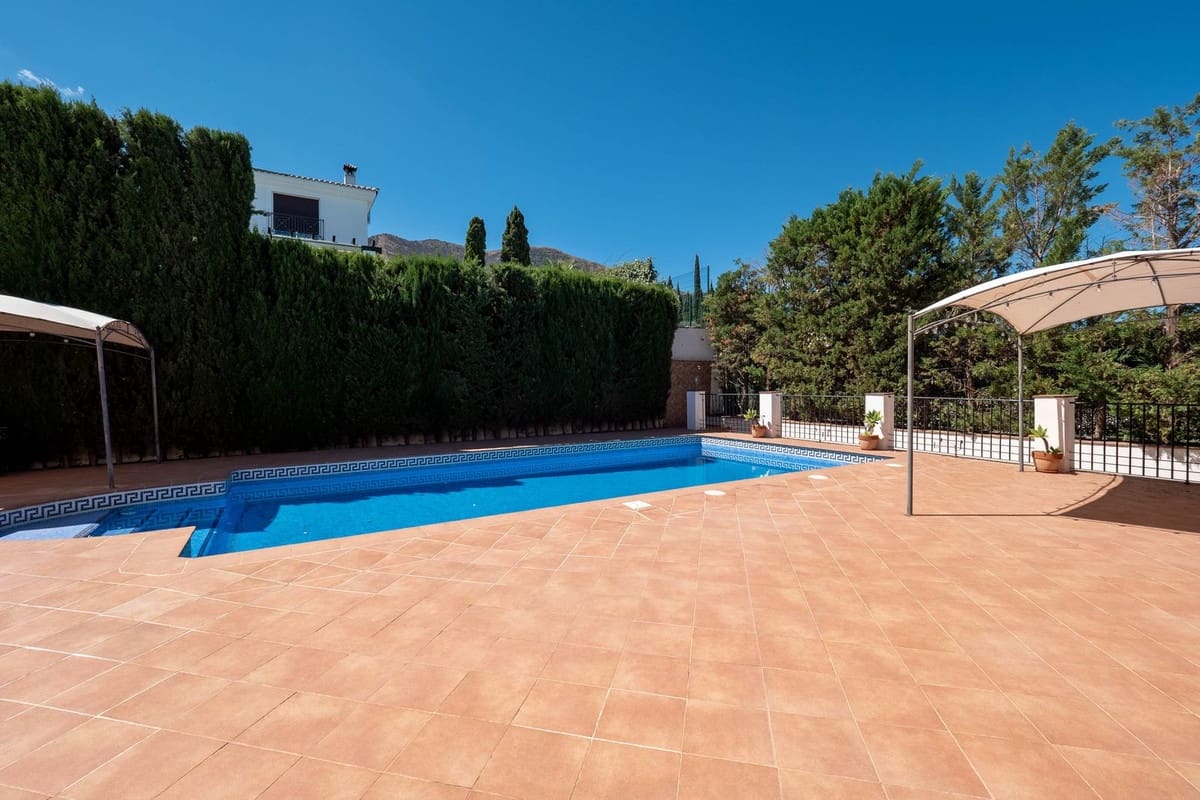 4 bedroom Villa for sale in Alhaurin el Grande with pool - € 750,000 (Ref: 9480257)