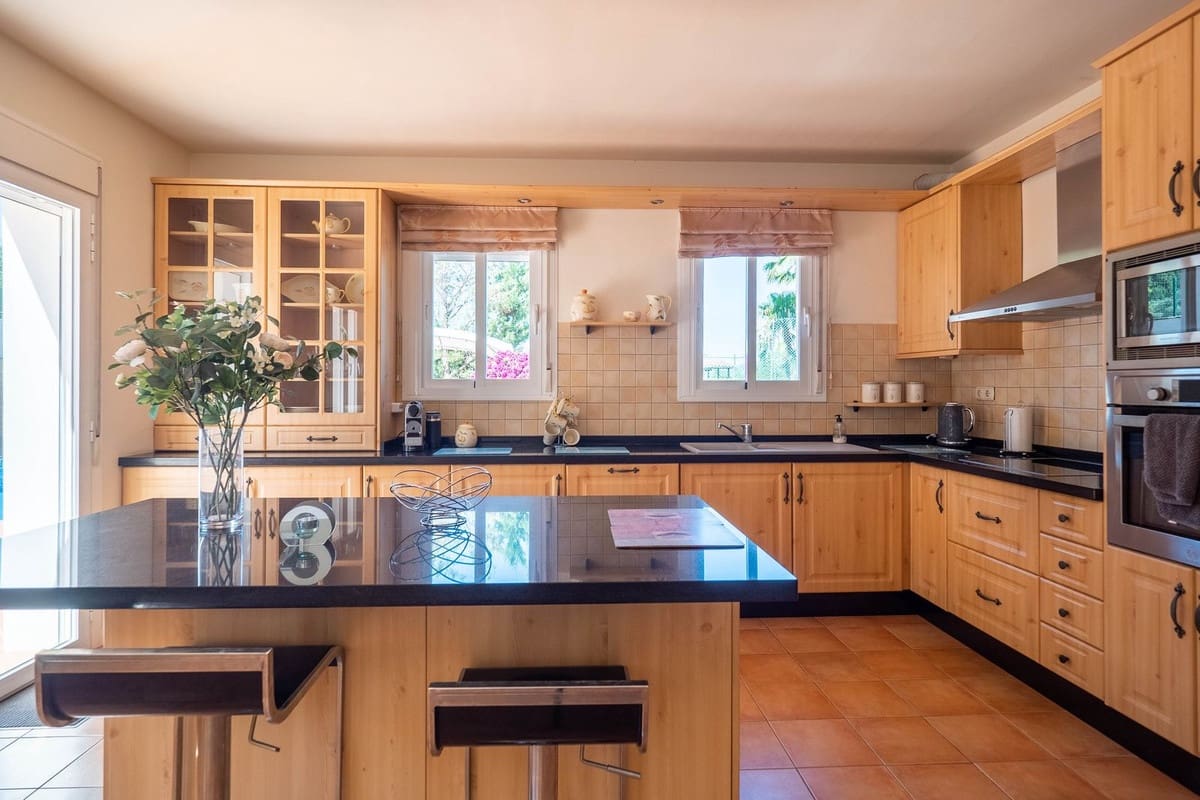 4 bedroom Villa for sale in Alhaurin el Grande with pool - € 750,000 (Ref: 9480257)