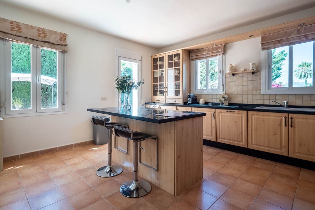 4 bedroom Villa for sale in Alhaurin el Grande with pool - € 750,000 (Ref: 9480257)