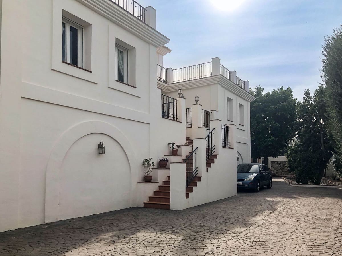 4 bedroom Villa for sale in Alhaurin el Grande with pool - € 750,000 (Ref: 9480257)