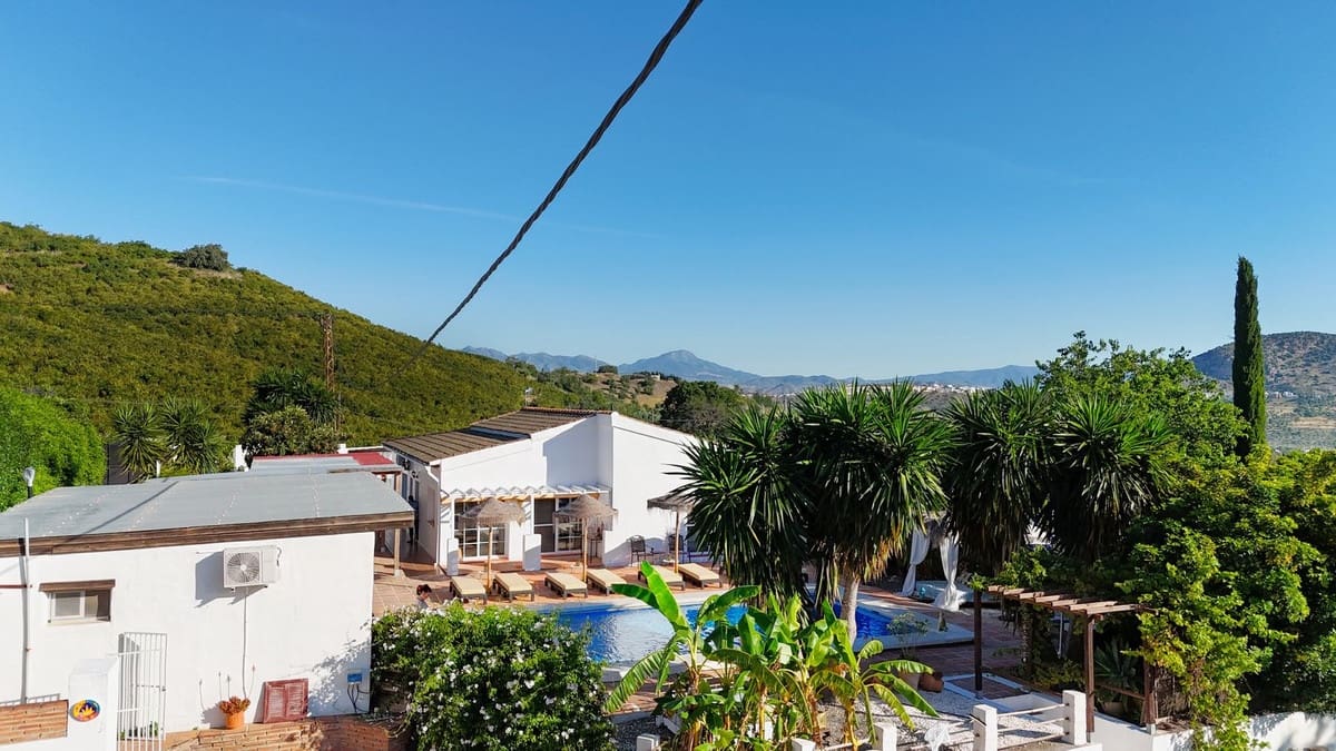 4 bedroom Villa for sale in Alhaurin el Grande with pool - € 750,000 (Ref: 9480258)