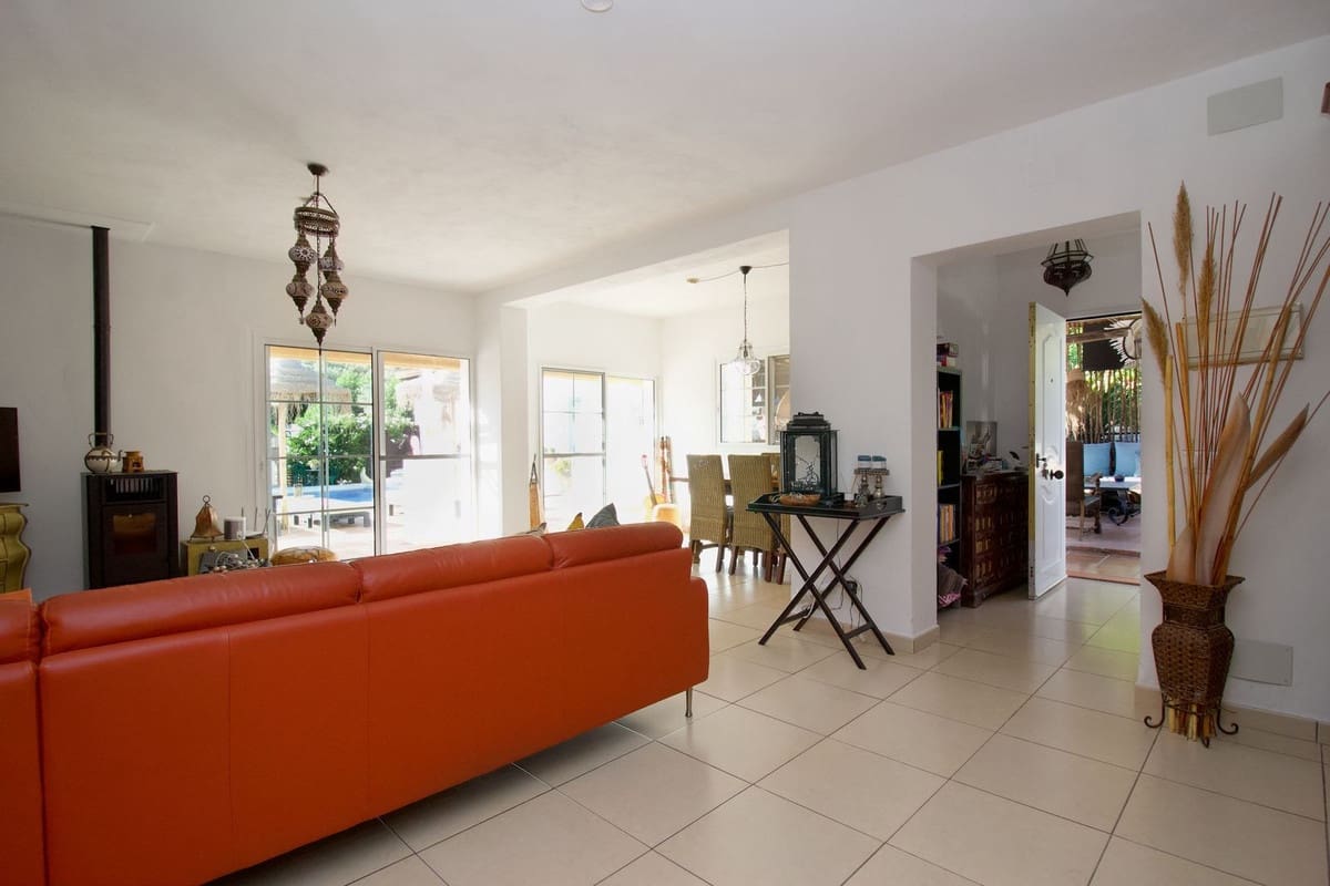 4 bedroom Villa for sale in Alhaurin el Grande with pool - € 750,000 (Ref: 9480258)